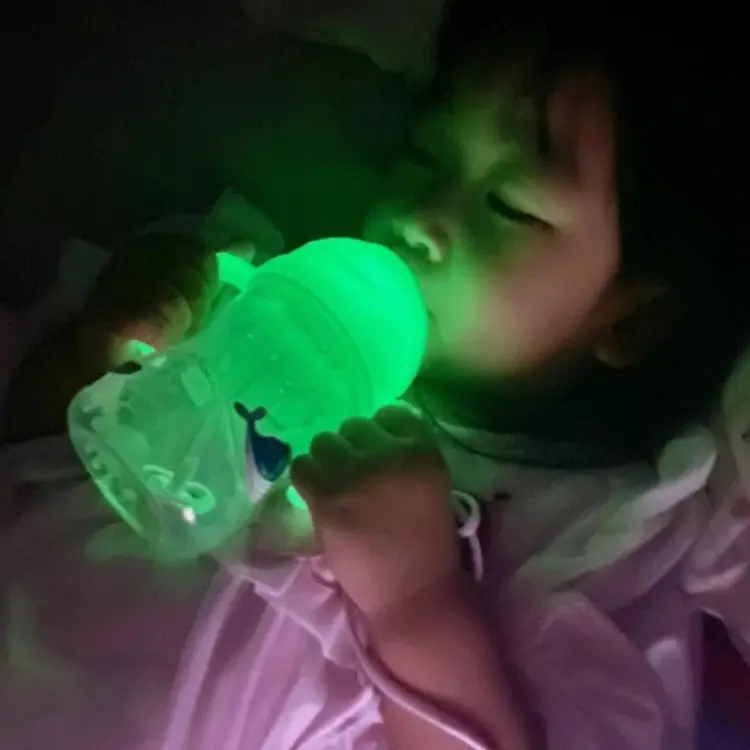B.Box Innowacyjny Kubek Niekapek 240ml 6m+ Glow Świecący w Ciemności 5230